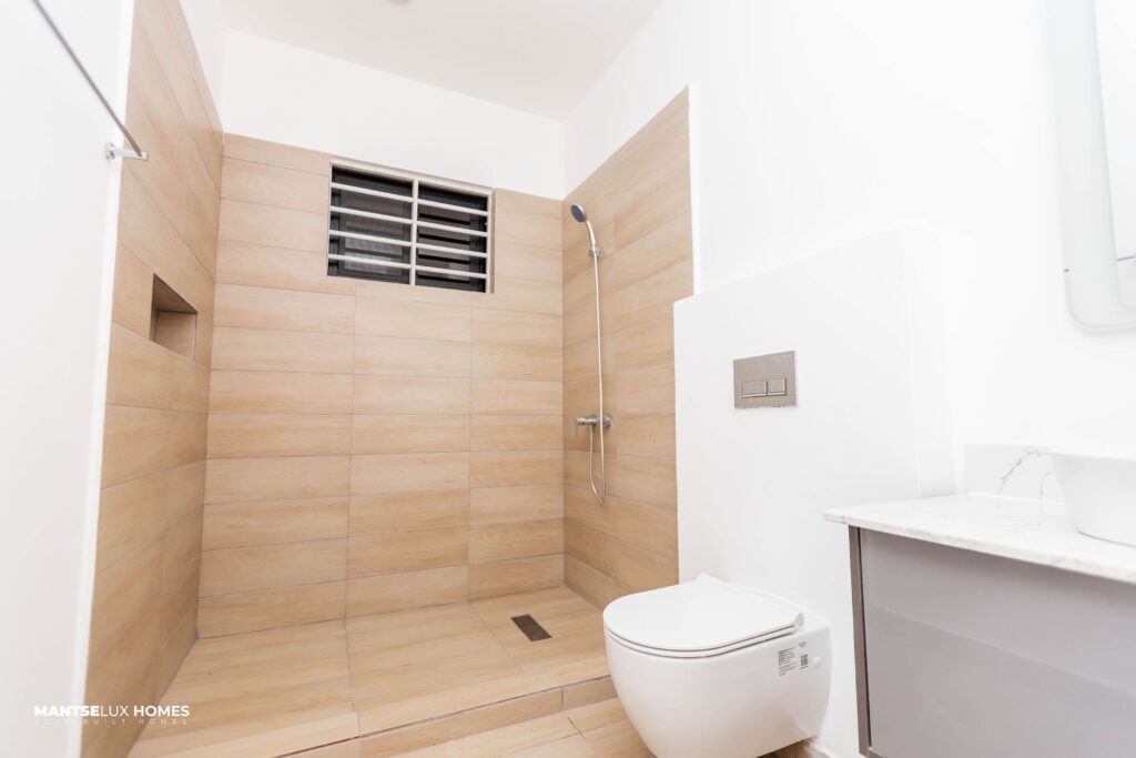 a Mantselux bathroom with a WC and a sink